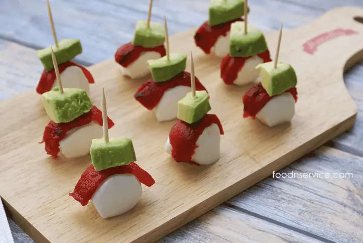 If you're looking for a delicious, healthy, and clean eating recipe, then try these amazing Roasted red pepper, avocado, and mozzarella bites! #bringtheheat #mezzetta #sp