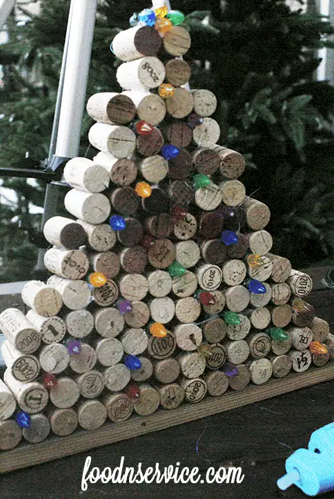 The Holiday season is here, which can only mean one thing: You next great DIY Project! I love making things out of wine corks, and wine cork Christmas tree