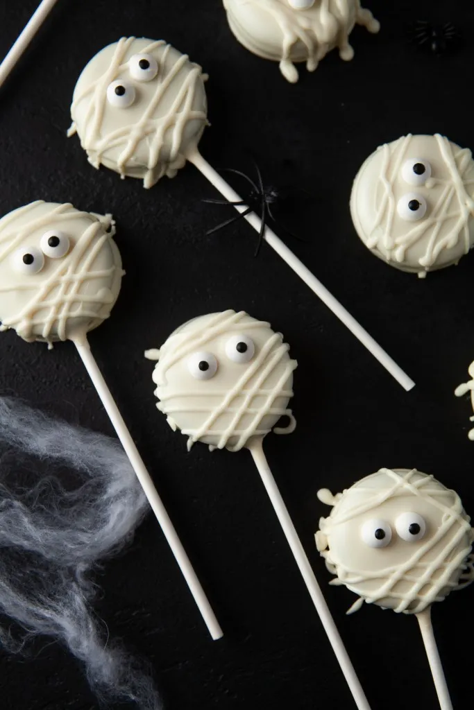halloween oreo pops are a great and easy halloween dessert idea with these oreo mummy pops