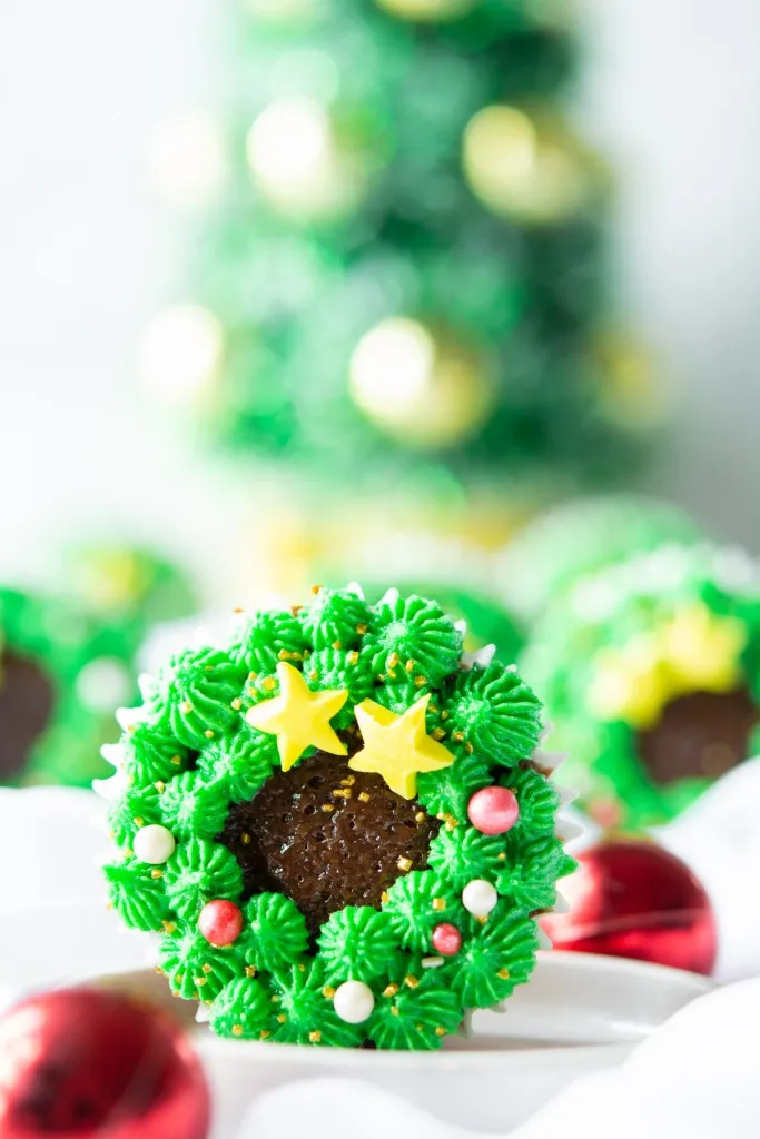 easy to make christmas wreath cupcakes with gold stars made from fondant