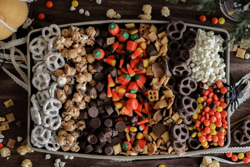 an easy DIY scary halloween candy board