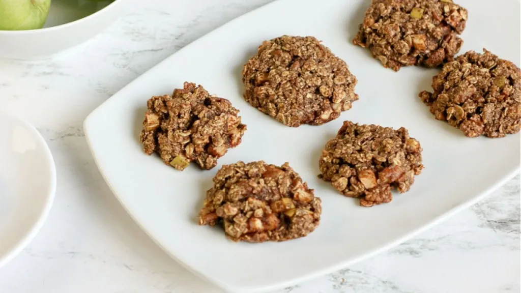 A plate of cookies made of apples and spices.