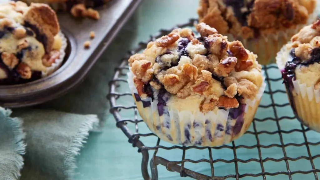 Muffins with streusel topping and juicy blueberries.