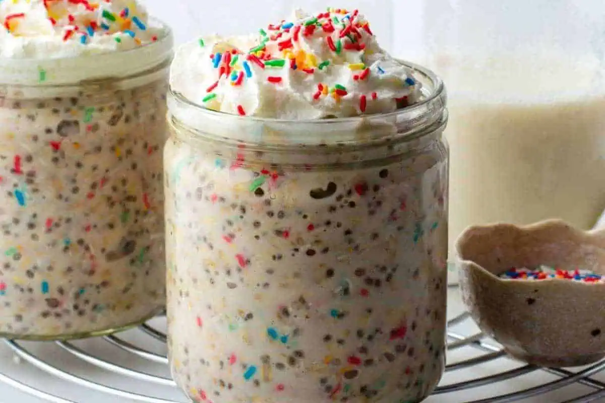Jars of birthday cake overnight oats.