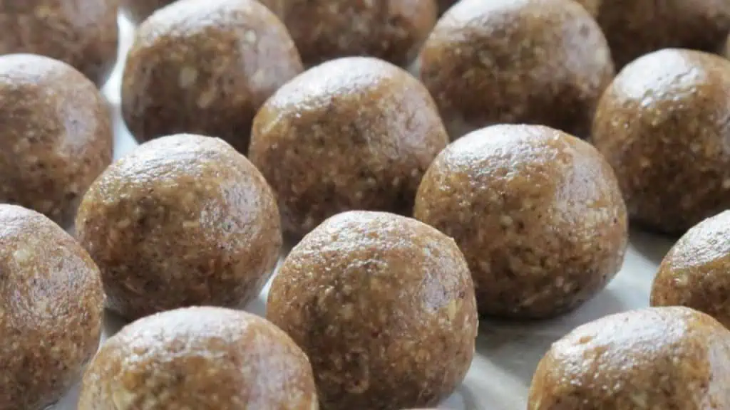 Cinnamon Almond Energy Bites