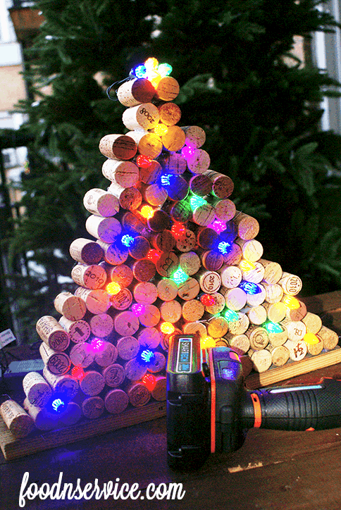 The Holiday season is here, which can only mean one thing: You next great DIY Project! I love making things out of wine corks, and wine cork Christmas tree