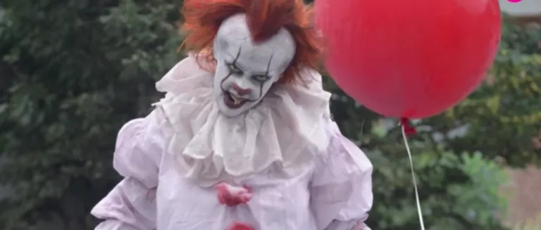 Pennywise costume halloween IT movie 2017. This is an amazing and easy to do DIY Pennywise Makeup tutorial you're gonna love to do!