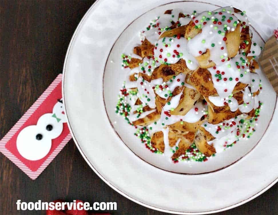 you can make this cinnamon roll christmas tree in no time! It makes a perfect treat for the holiday season, and to any Christmas party you go to! #cinnamonrolls #christmastree #christmas #brunch