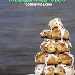 you can make this cinnamon roll christmas tree in no time! It makes a perfect treat for the holiday season, and to any Christmas party you go to! #cinnamonrolls #christmastree #christmas #brunch #diy