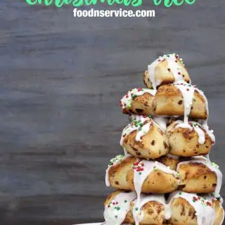 you can make this cinnamon roll christmas tree in no time! It makes a perfect treat for the holiday season, and to any Christmas party you go to! #cinnamonrolls #christmastree #christmas #brunch #diy