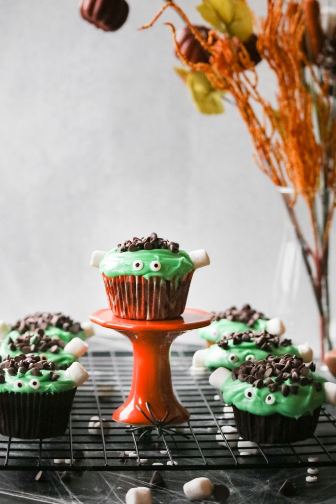 You'll love how adorable these Halloween Frankenstein cupcakes are, and will enjoy how these halloween cupcakes are to make!