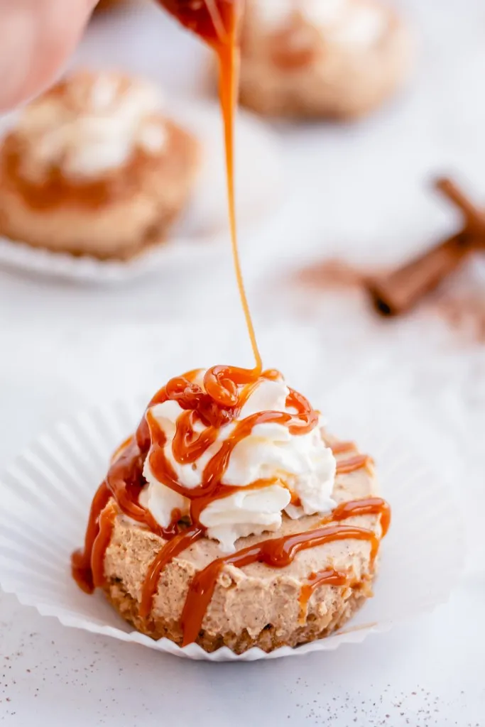 no bake mini pumpkin cheesecakes with caramel sauce