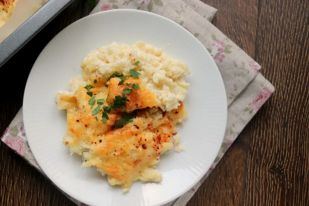 easy mashed cauliflower baked with cheese