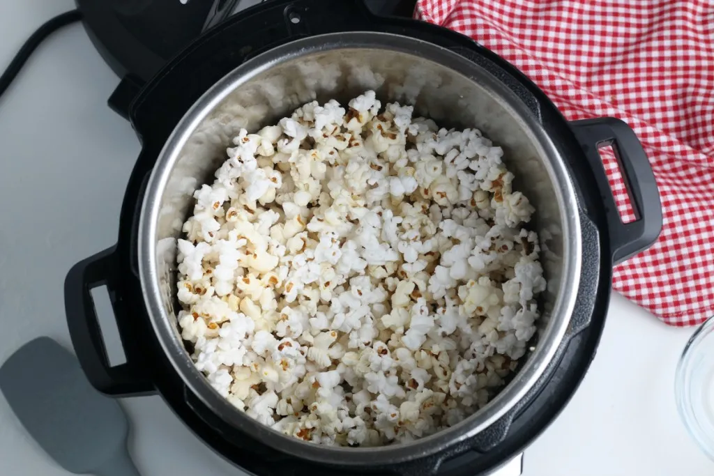 freshly made popcorn in the isntant pot