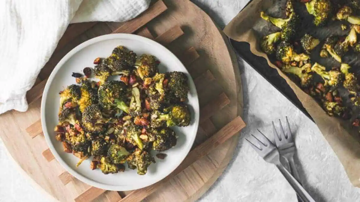 Crispy, crunchy baked broccoli with lemon juice, almonds and pumpkin seeds.