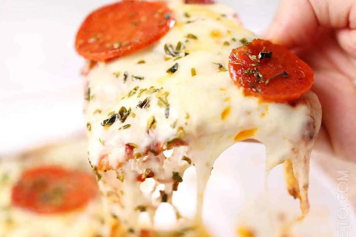 A slice of pepperoni pizza.