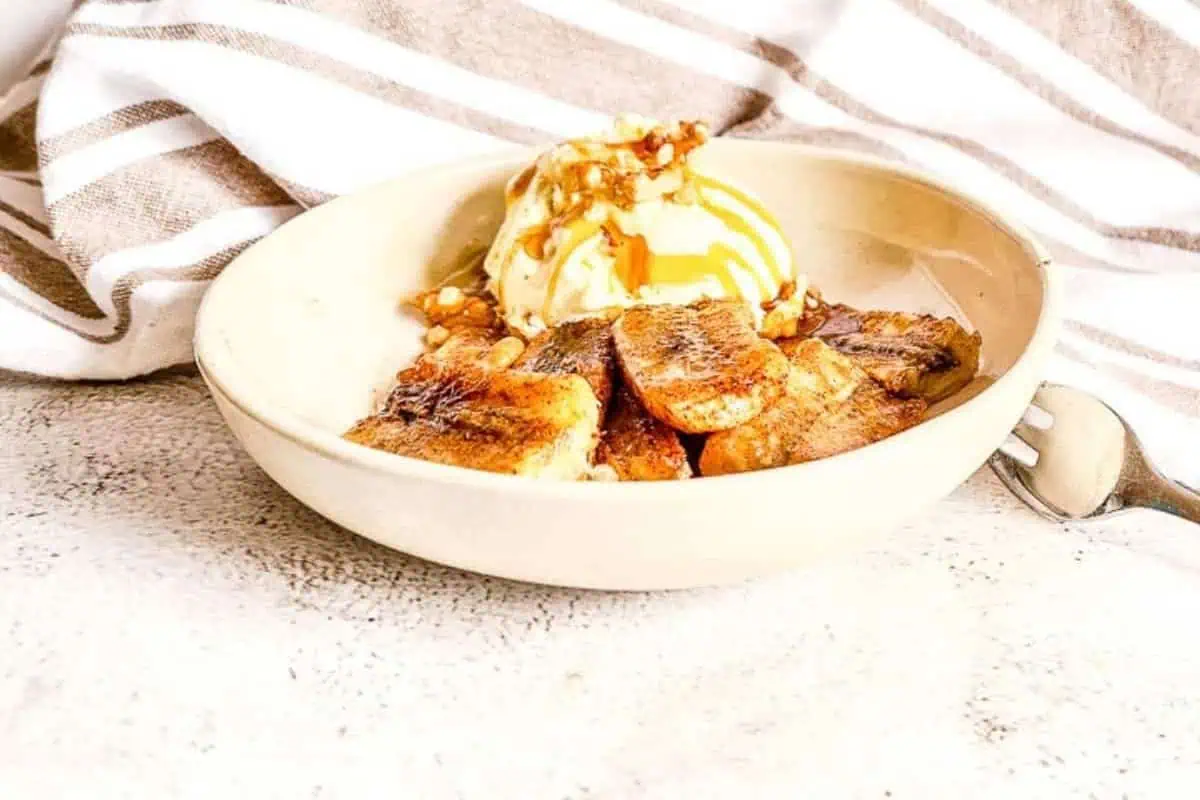 Caramelized bananas in a bowl.