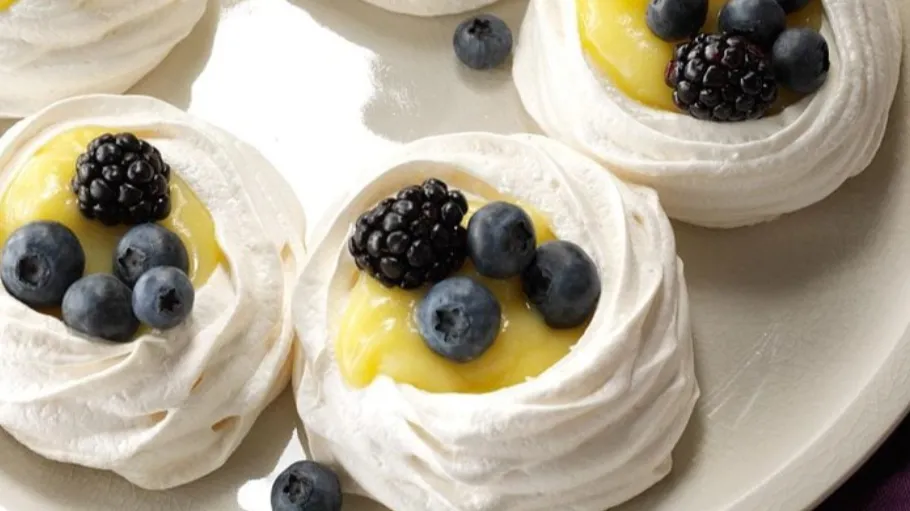 Meringue Shells with Lemon Curd