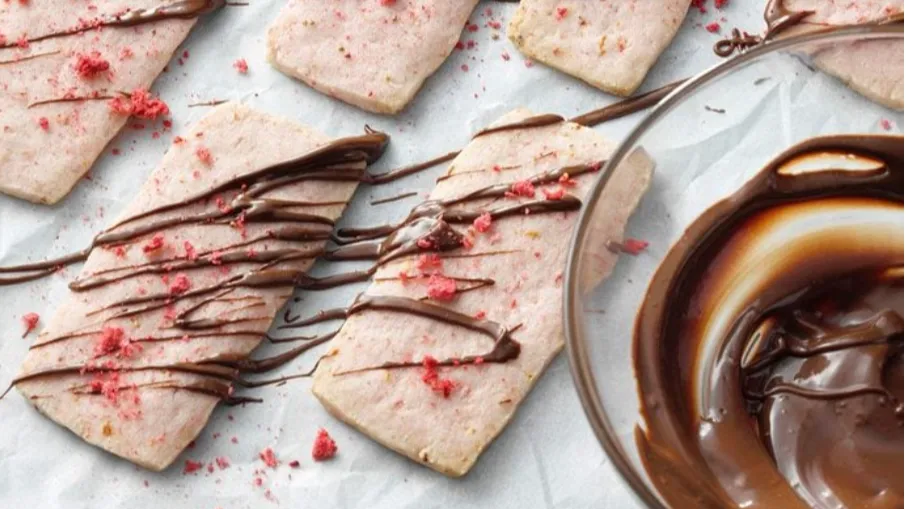 Chocolate-Covered-Strawberry Shortbread