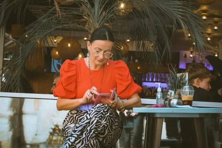 The Ultimate Dining Nightmare: Customer Seats Herself, Then Steals Food From a Stranger’s Table